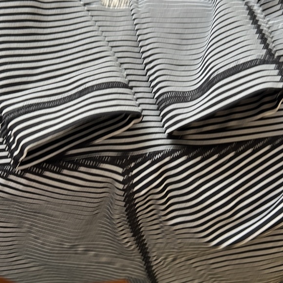 LULULEMON wunder under flux hype stripe leggings - size 2 (28in length)🫶🏻 - Picture 3 of 5